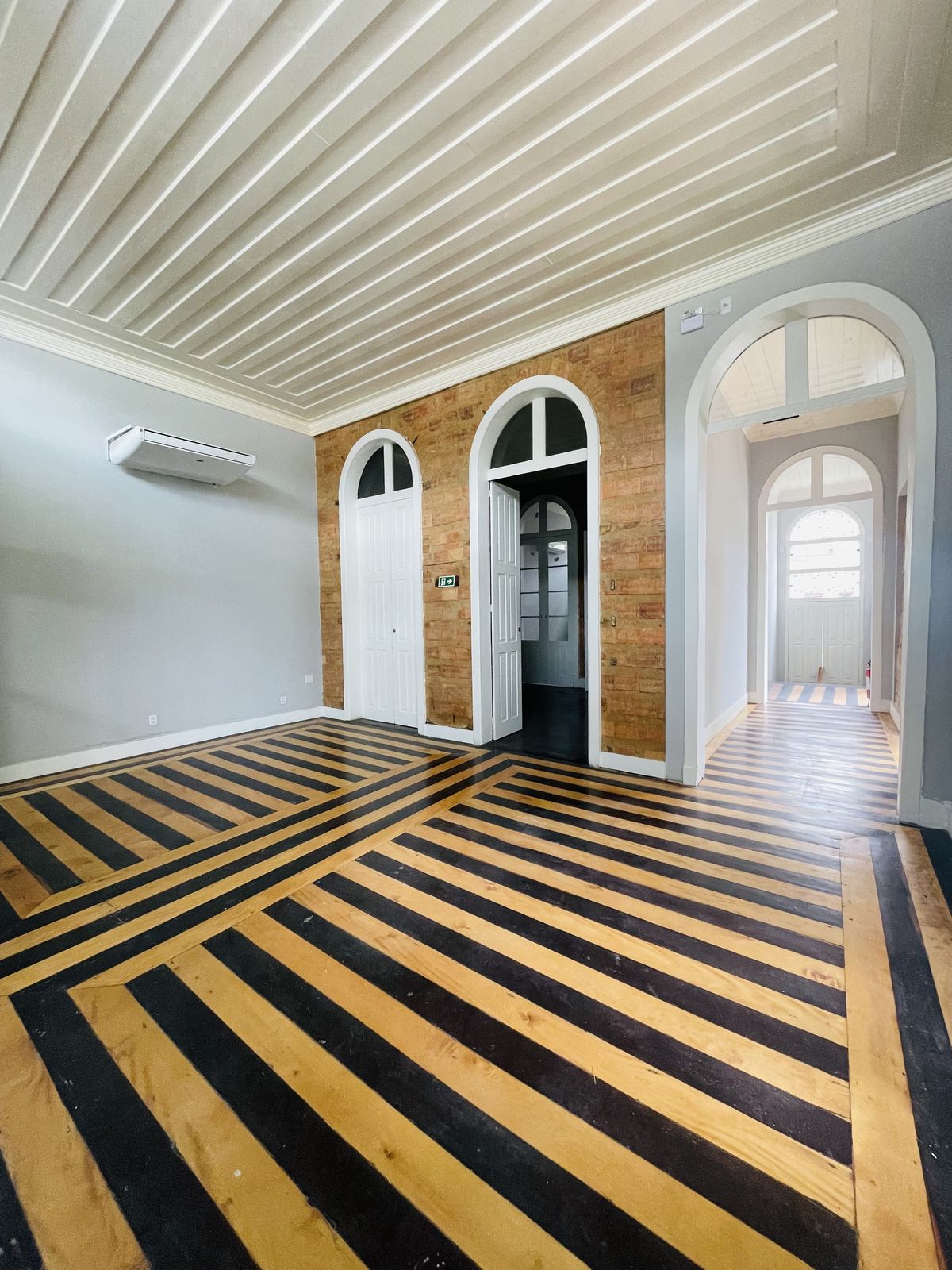 Salão térreo piso listrado