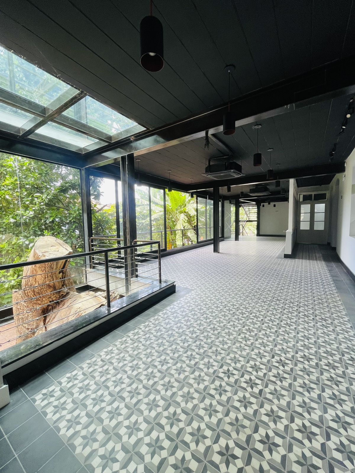 Varanda com tronco e vidro