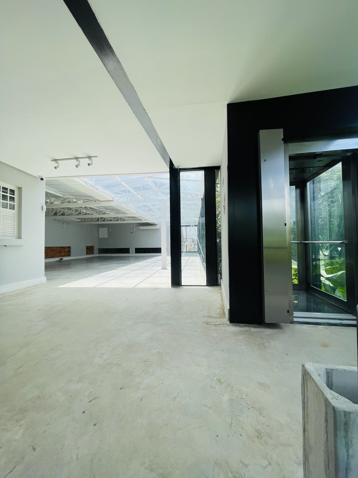 Salão com elevador panorâmico