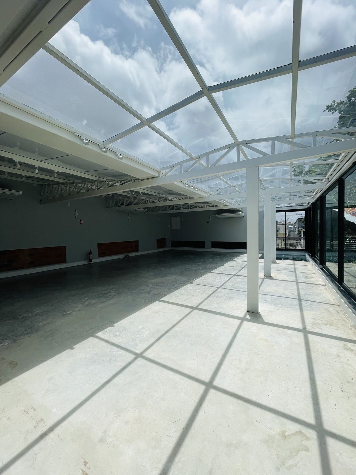 Cobertura em treliças e vidro