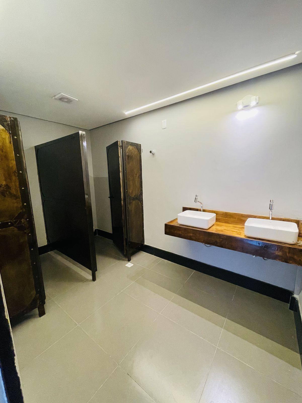 Banheiro com acabamento industrial