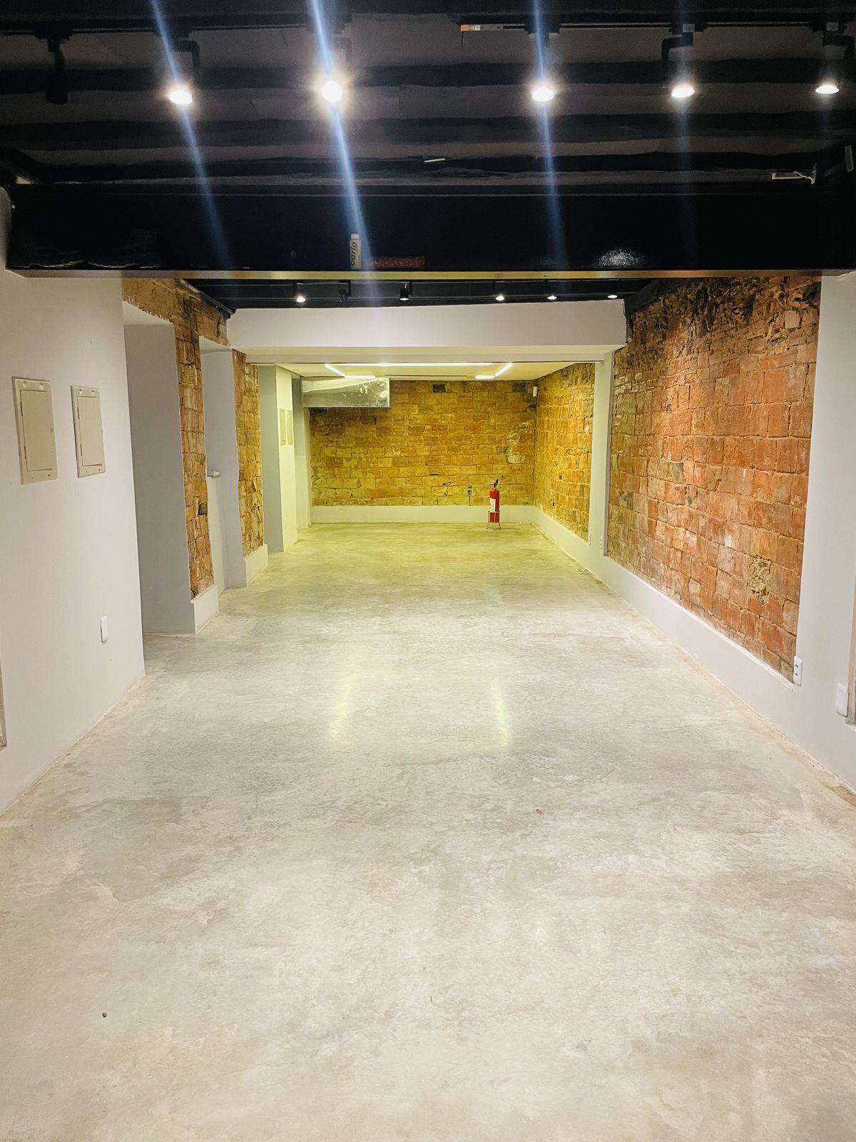 Salão com tijolos aparentes