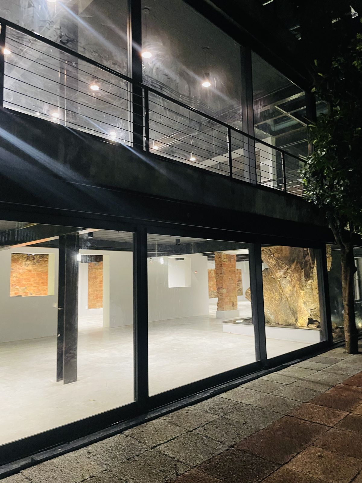 Fachada externa semienterrado noite