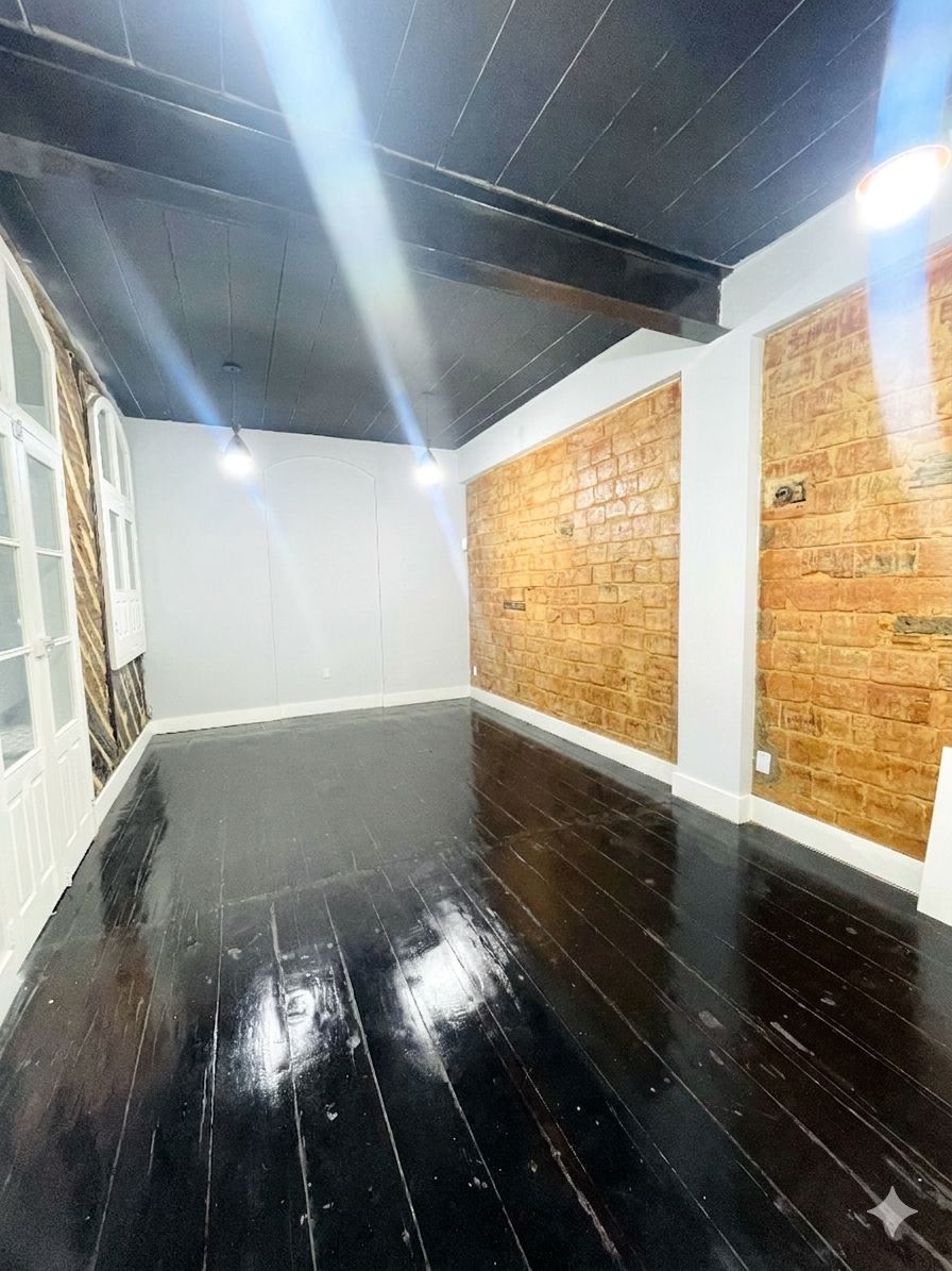 Salão com tijolo aparente