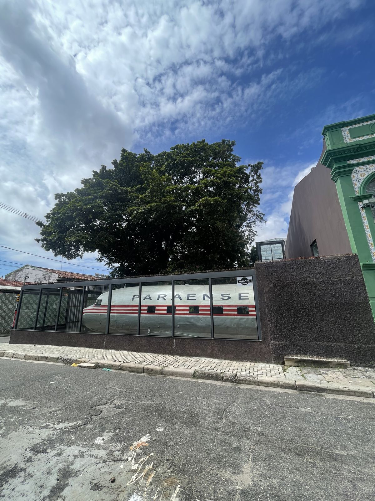 Fachada com avião Paraense