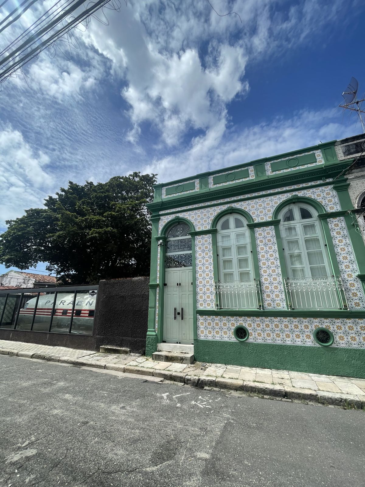 Fachada histórica com azulejos