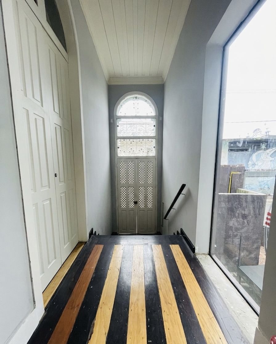 Hall com portas em arco